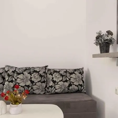 Apartment Searent Sunlit With Terrace & Wine Evenings 2 Min Harmani *