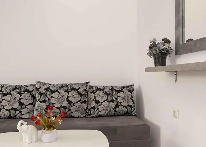 Apartment Searent Sunlit With Terrace & Wine Evenings 2 Min Harmani *